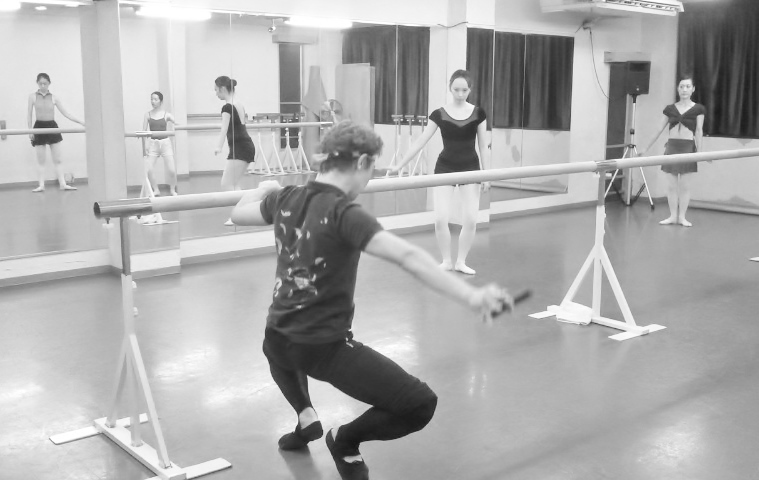 プリエ～♪と順番を説明されてます。